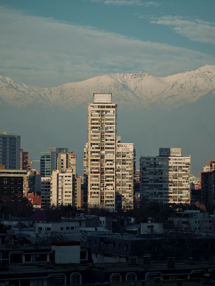 Comunas emergentes vs. consolidadas: dónde invertir para maximizar tu plusvalía en Chile 2026